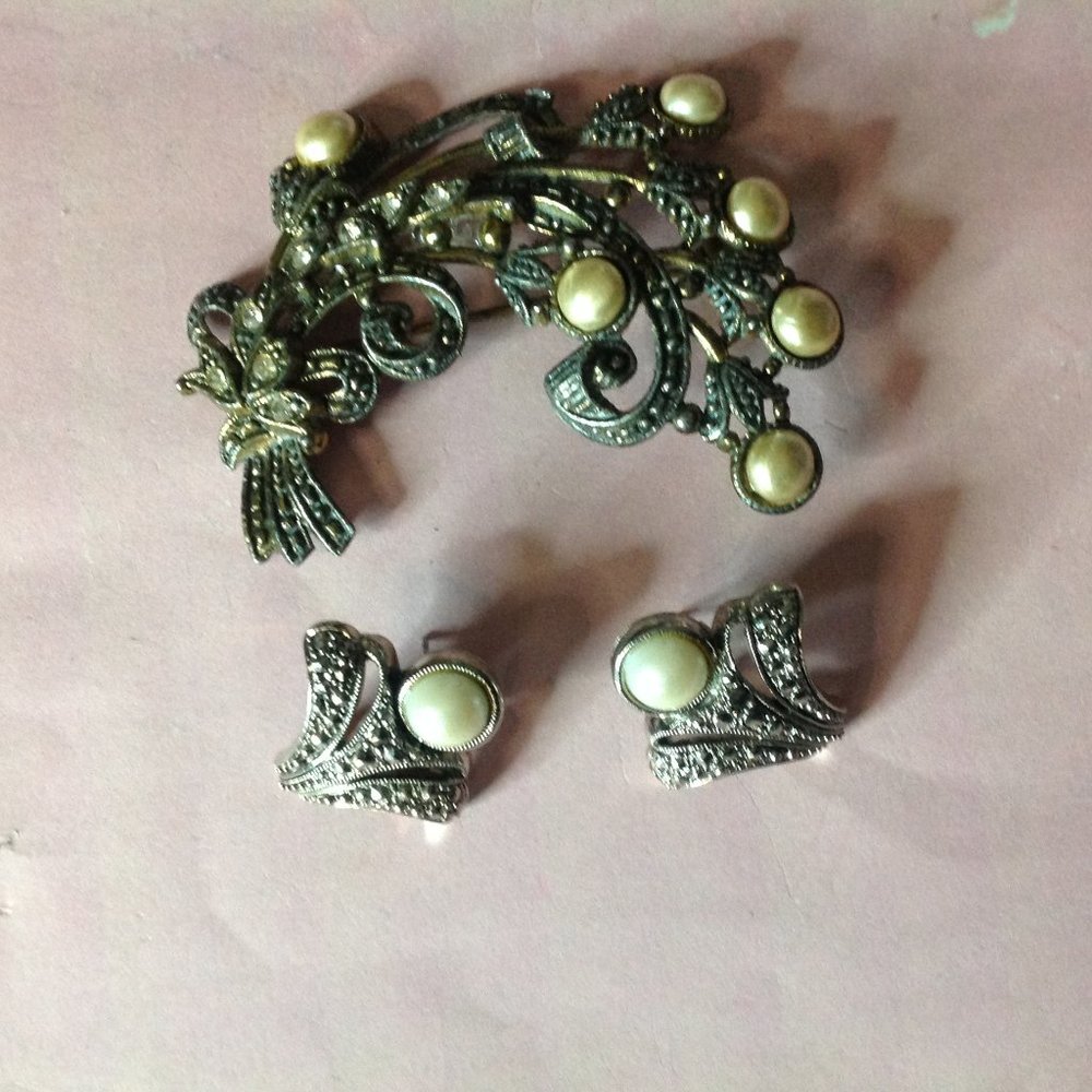 Vintage Faux Pearl & Rhinestone Brooch Married Pierced Earrings